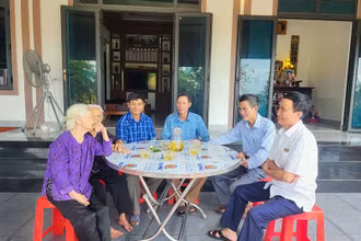 Các thành viên dòng họ Đào Đình ở Cẩm Sơn (Cẩm Xuyên) kể lại chuyện nhường đất, di dời nhà thờ họ và mộ tổ.