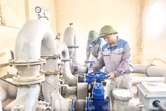 Công nhân Nhà máy nước An Bình, huyện Nam Sách (Hải Dương) vận hành máy cấp nước sinh hoạt.