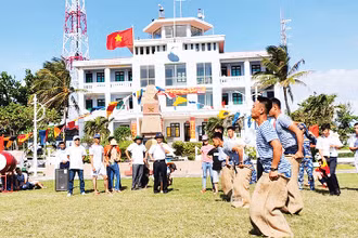 Quân dân xã đảo Song Tử Tây vui Xuân, đón Tết.