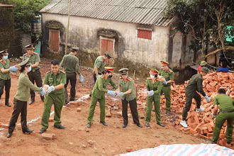 Lực lượng Công an tỉnh Bắc Giang hỗ trợ, xây nhà tặng hộ nghèo tại xã Đồng Lạc, huyện Yên Thế. (Ảnh DANH LAM)