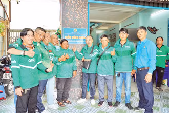 "Điểm dừng chân" miễn phí ở quận Bình Tân là nơi để tài xế xe ôm nghỉ ngơi, trò chuyện, bảo dưỡng xe máy.