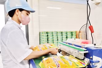 Sản xuất sản phẩm công nghiệp nông thôn tiêu biểu tại Công ty Trách nhiệm hữu hạn một thành viên sản xuất và thương mại Trường Thọ.