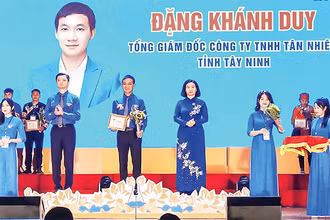 Tuyên dương các điển hình "Thanh niên tiên tiến làm theo lời Bác".