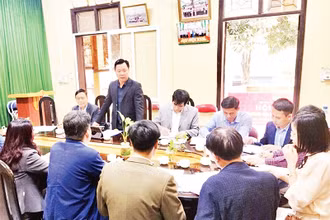 MTTQ thành phố Hà Nội khảo sát việc thực hiện chính sách về bồi thường, hỗ trợ tái định cư, giải phóng mặt bằng triển khai dự án đường vành đai 4 tại huyện Sóc Sơn. (Ảnh NGUYÊN HẠNH)
