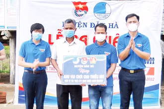 A Trung (thứ hai từ phải qua) tích cực trong phong trào thanh thiếu nhi của địa phương.