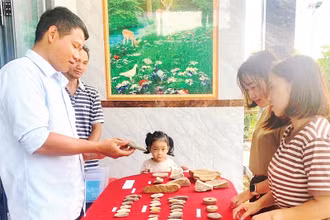 Trưng bày di vật được phát hiện tại Di tích thôn 12, xã Đắk Sin, huyện Đắk R’Lấp, tỉnh Đắk Nông.