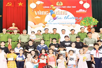 Công an thành phố Cần Thơ tổ chức đón Trung thu cho trẻ mồ côi.