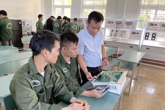 Thầy giáo Trường cao đẳng Nghề số 21 (Binh đoàn 15-Bộ Quốc phòng) hướng dẫn thực hành cho học viên lớp điện dân dụng.