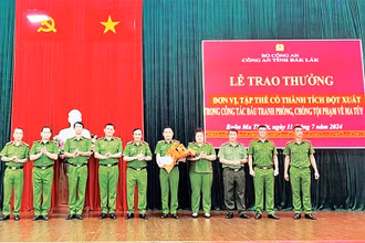 Công an tỉnh Đắk Lắk trao thưởng cho Công an thành phố Buôn Ma Thuột vì có thành tích đột xuất trong công tác phòng chống tội phạm về ma túy.