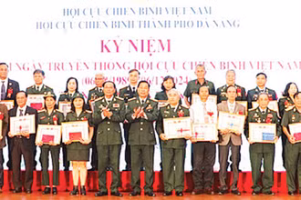 Hội Cựu chiến binh thành phố Đà Nẵng tuyên dương, khen thưởng các Chi hội trưởng cựu chiến binh tiêu biểu. (Ảnh NGÔ HUYÊN) 