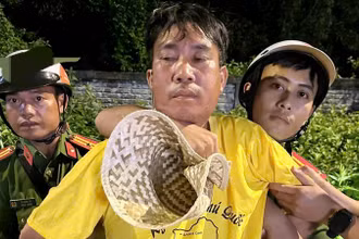 Công an bắt đối tượng Hòa. (Ảnh: Công an Kiên Giang cung cấp) 