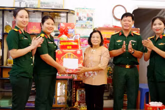 Hội Phụ nữ Bộ Chỉ huy Quân sự tỉnh Kiên Giang thăm, tặng quà nữ Anh hùng lực lượng vũ trang nhân dân Nguyễn Ngọc Ánh.