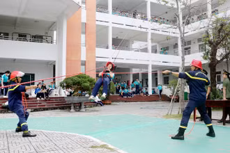 Học sinh trải nghiệm “Chúng em làm lính cứu hỏa”. 