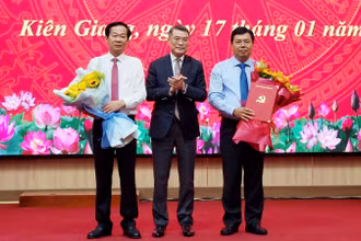 Đồng chí Lê Minh Hưng, Ủy viên Bộ Chính trị, Bí thư Trung ương Đảng, Trưởng Ban Tổ chức Trung ương tặng hoa chúc mừng đồng chí Đỗ Thanh Bình (bên trái) và đồng chí Nguyễn Tiến Hải (bên phải).