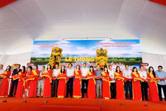 Đại biểu thực hiện nghi thức thông xe công trình Đường 3 Tháng 2 nối dài. 
