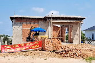 Chủ tịch Ủy ban nhân dân thành phố Phú Quốc Huỳnh Quang Hưng bị kỷ luật do vi phạm, khuyết điểm trong công tác lãnh đạo, chỉ đạo, tổ chức thực hiện về quản lý, sử dụng đất đai. 