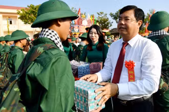 Ủy viên Trung ương Đảng, Bí thư Tỉnh ủy Kiên Giang Nguyễn Tiến Hải tặng quà, động viên thanh niên nhập ngũ. (Ảnh: PHƯƠNG VŨ)