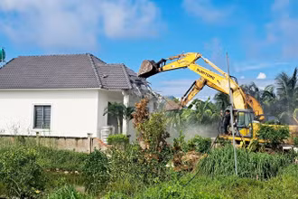 Cơ quan chức năng đang thực hiện phá dỡ 14 căn biệt thự.