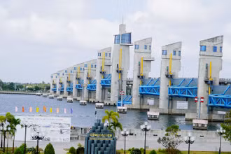 Cống ngăn mặn Cái Lớn đóng từ 9 đến 11 van để điều tiết nguồn nước, hạn chế xâm nhập mặn cũng như bảo vệ nước sinh hoạt, sản xuất cho người dân.