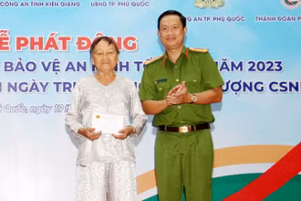 Đại tá Nguyễn Nhật Trường, Phó Giám đốc Công an tỉnh Kiên Giang trao quà tặng cựu tù chính trị đang sinh sống trên địa bàn thành phố Phú Quốc. (Ảnh: Công an cung cấp)