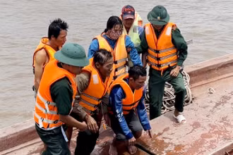 Các nạn nhân được cán bộ, chiến sĩ Trạm Kiểm soát Biên phòng Kim Quy ứng cứu kịp thời.