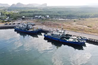 Bộ Chỉ huy quân sự tỉnh Kiên Giang tiếp nhận 4 tàu dịch vụ hậu cần đóng mới cho Hải đội dân quân thường trực tỉnh. (Ảnh: PHƯƠNG VŨ)