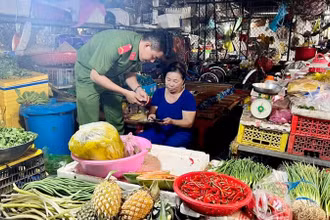 Lực lượng thanh niên Công an Kiên Giang đến tận nơi hướng dẫn người dân kích hoạt tài khoản định danh điện tử.