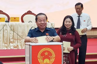 Đại biểu Hội đồng nhân dân tỉnh Kiên Giang thực hiện việc bỏ phiếu tín nhiệm. 