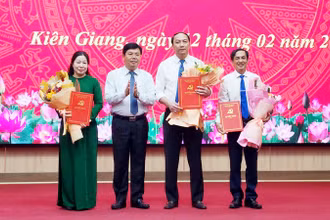 Ủy viên Trung ương Đảng, Bí thư Tỉnh ủy Kiên Giang Nguyễn Tiến Hải trao quyết định, tặng hoa chúc mừng lãnh đạo Đảng bộ các Cơ quan Đảng tỉnh Kiên Giang.