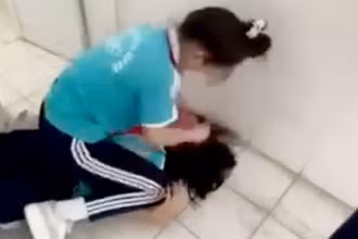 Hai nữ sinh đánh nhau trong nhà vệ sinh. (Ảnh cắt từ clip)