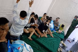 Các đối tượng sử dụng trái phép chất ma túy trong nhà nghỉ ở thành phố Rạch Giá, tỉnh Kiên Giang. (Ảnh: Công an cung cấp).