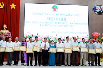 Lãnh đạo Sở Lao động-Thương binh và Xã hội tỉnh Kiên Giang trao bằng khen của Ủy ban nhân dân tỉnh cho người cao tuổi tiêu biểu làm kinh tế giỏi tỉnh Kiên Giang, giai đoạn 2018-2023.