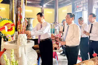 Nguyên Thủ tướng Chính phủ Nguyễn Tấn Dũng; Đại tướng Lê Hồng Anh, nguyên Thường trực Ban Bí thư, cùng các đồng chí nguyên lãnh đạo các ban, bộ, ngành Trung ương; lãnh đạo tỉnh Kiên Giang dâng hương tại Đền thờ Quốc tổ Hùng Vương. (Ảnh: PHƯƠNG VŨ).