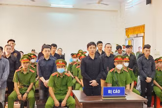 Các bị cáo trong vụ án chế tạo, tàng trữ, mua bán, vận chuyển trái phép vũ khí quân dụng tại phiên tòa.