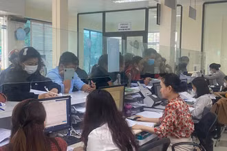 Công chức huyện Cẩm Xuyên (Hà Tĩnh) giải quyết thủ tục hành chính cho người dân và doanh nghiệp.