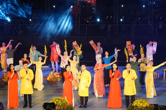 Tiết mục Khúc ca xuân (thể điệu Liễu thuận nương và Khốc hoàng thiên, Thạc sĩ Phạm Thái Bình soạn lời) do các nghệ sĩ trẻ trình bày.