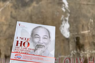 Bìa cuốn sách “Uncle Hồ, the name that illumiates Việt Nam’s beauty”. (Ảnh NXB Trẻ).