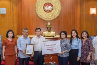 Hội Xuất bản Việt Nam trao 500 triệu đồng cho Ủy ban Trung ương Mặt trận Tổ quốc Việt Nam.
