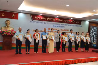 Trao giải Ba tập thể cho các đơn vị.