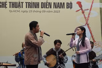 Các nghệ nhân trình bày hò lý Nam Bộ.