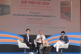 Hai diễn giả chia sẻ nội dung bộ sách trong buổi tọa đàm.