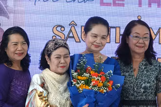 Nhà thơ Lê Thị Kim (thứ hai từ trái sang) nhận hoa chúc mừng của Hội Nhà văn Thành phố Hồ Chí Minh.