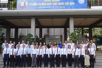 Đồng chí Nguyễn Trọng Nghĩa, Trưởng Ban Tuyên giáo và Dân vận Trung ương cùng đoàn công tác chụp ảnh lưu niệm với lãnh đạo, cán bộ, giảng viên Đại học Y dược Thành phố Hồ Chí Minh.