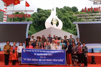 Đoàn văn nghệ sĩ Thành phố Hồ Chí Minh chụp ảnh với các đại biểu, Anh hùng lực lượng vũ trang nhân dân tại lễ Kỷ niệm 60 năm bến Vũng Rô tiếp nhận chuyến hàng đầu tiên của Tàu Không số vào bến.
