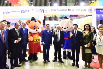 Các đại biểu tham quan các gian hàng triển lãm tại buổi khai mạc.