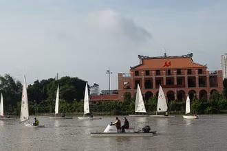Sự kiện diễu hành trên sông trong lễ khai mạc Lễ hội Sông nước Thành phố Hồ Chí Minh lần thứ nhất năm 2023.