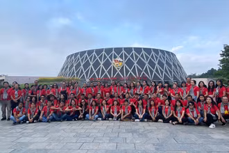 Đoàn cán bộ tuyên giáo, báo chí, xuất bản Thành phố Hồ Chí Minh thăm Bảo tàng Chiến thắng lịch sử Điện Biên Phủ. (Ảnh Ban tổ chức cung cấp).