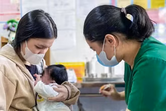 [Video] Tăng cường vận động tiêm vaccine đầy đủ cho trẻ em