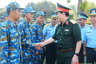 Đại tướng Lương Cường trò chuyện, động viên cán bộ, chiến sĩ Trung đoàn 230. Ảnh: Báo Quân đội nhân dân