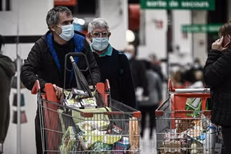 Người dân mua hàng trong siêu thị tại Bordeaux, Pháp. Ảnh tư liệu: AFP/TTXVN